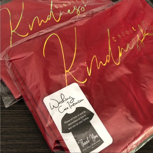 Red v-neck t-shirt - Picture 8 of 8